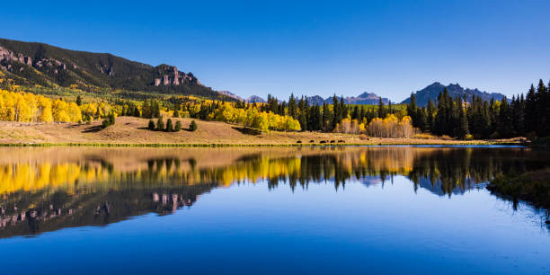 красивый осенний цвет в горах сан-хуан в колорадо. бивер-лейк - alpenglow sunrise sun scenics стоковые фото и изображения