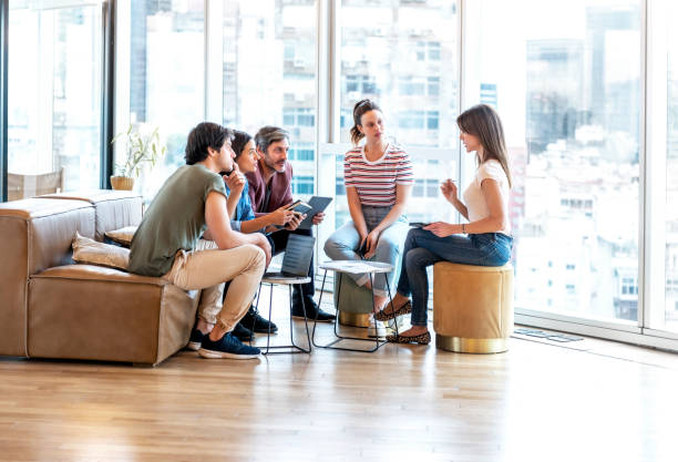 istock Informal brainstorming meeting 1179768840