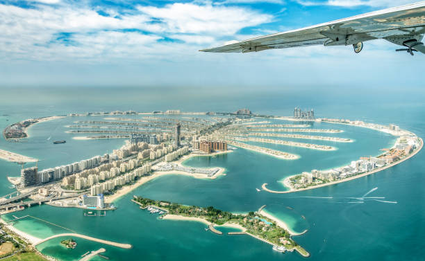 luftaufnahme der insel dubai palm jumeirah, vereinigte arabische emirate - artificial wing fotos stock-fotos und bilder