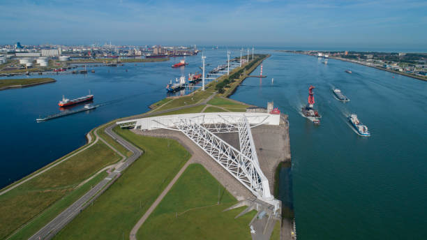 immagine aerea della barriera anti-tempesta maeslantkering sulla nieuwe waterweg paesi bassi che chiude se la città di rotterdam è minacciata da inondazioni ed è una delle più grandi strutture in movimento sulla terra - nieuwe waterweg foto e immagini stock