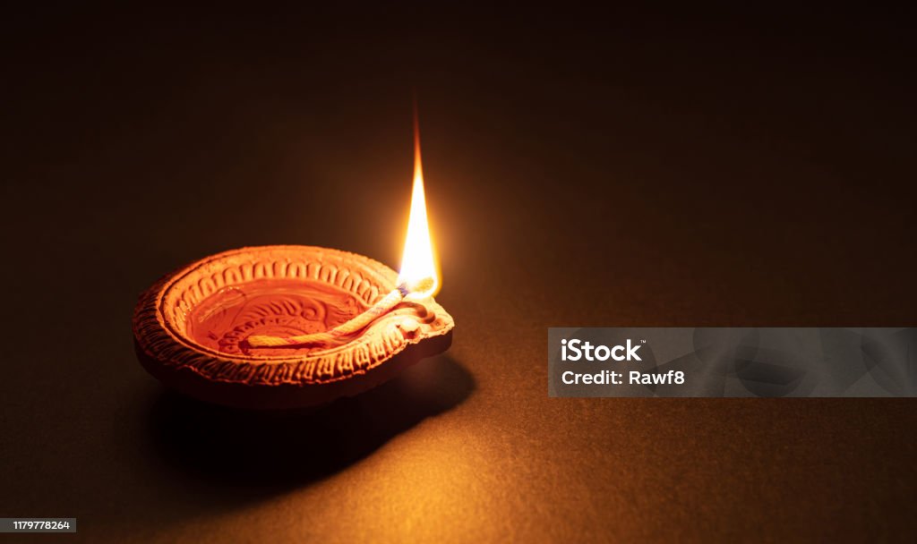 Diwali Lễ Hội Ánh Sáng Hindu Đèn Dầu Diya Trên Nền Tối Hình ảnh Sẵn có -  Tải xuống Hình ảnh Ngay bây giờ - iStock
