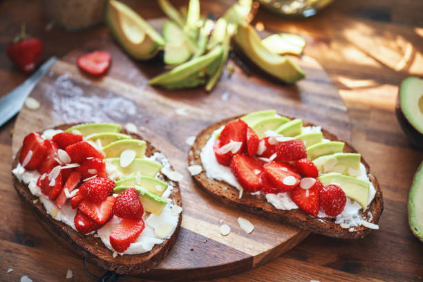 kanapka z awokado z brązowym chlebem, serem śmietankowym i truskawkami - brown bread bread home interior food zdjęcia i obrazy z banku zdjęć