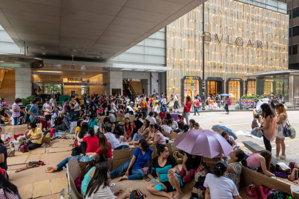 domestic workers enjoying day off in hong kong - bulgari imagens e fotografias de stock