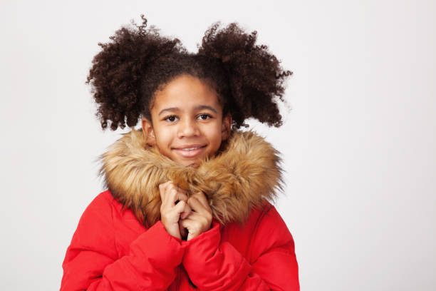 süße teenager-mädchen in roten winterparka - jacket child clothing fashion stock-fotos und bilder
