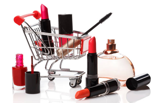 메이크업 제품을 갖춘 쇼핑 카트 - nail polish isolated cosmetics bottle 뉴스 사진 이미지