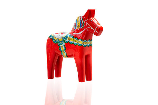 шведская фигурка далахорса на белом фоне. - dala horse стоковые фото и изображения