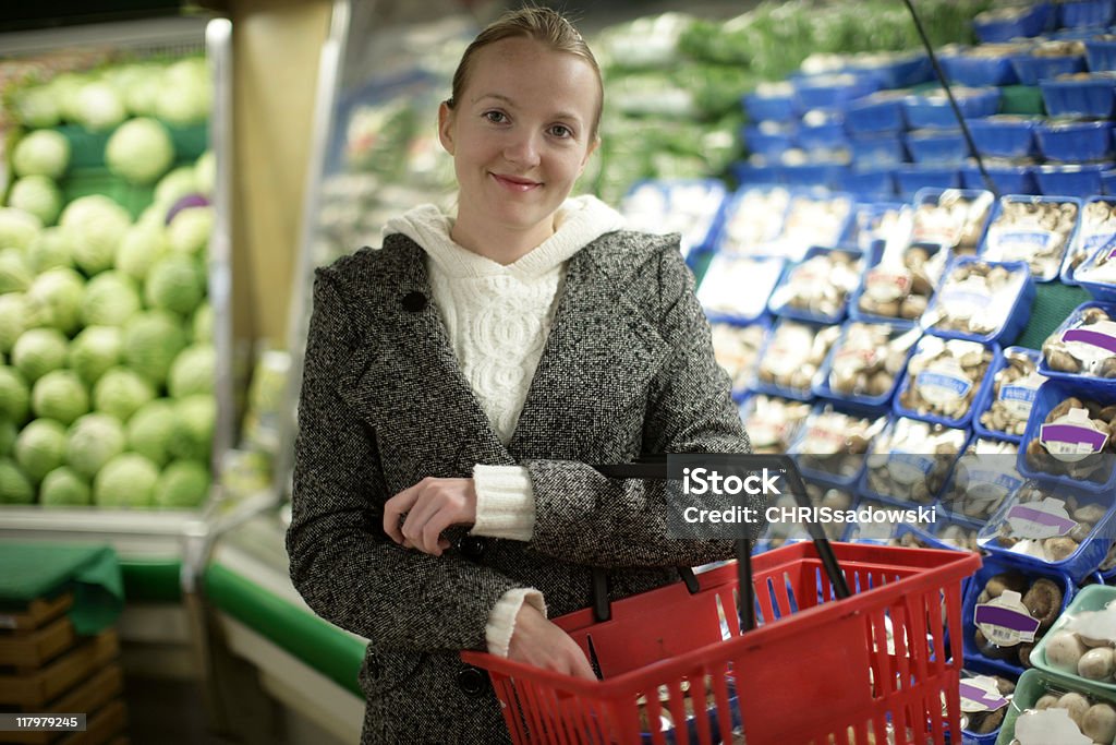 Mujeres jóvenes de alimentos - Foto de stock de Cesta de compras libre de derechos