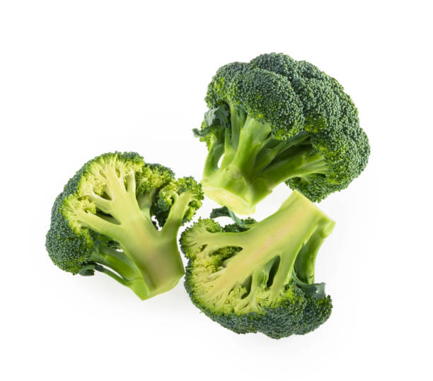 brokkoli isoliert auf weißem hintergrund oberseitenansicht - broccoli stock-fotos und bilder