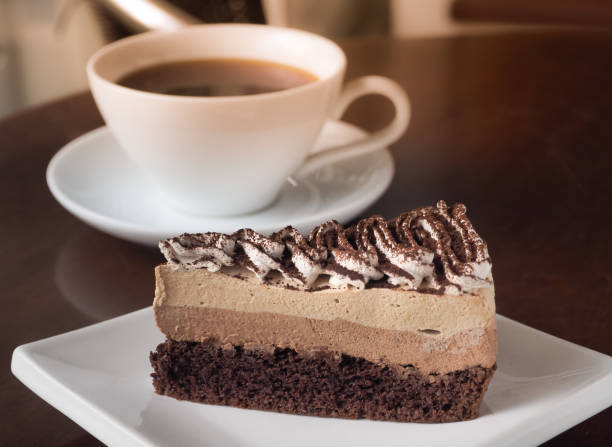 plasterek ciasta tiramisu kawy na białym talerzu. - cookie chocolate cake gourmet dessert zdjęcia i obrazy z banku zdjęć