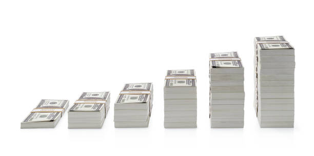 billetes de dólar aislados sobre fondo blanco - stack fotografías e imágenes de stock
