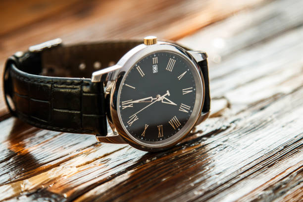 montre-bracelet coûteuse - watch wristwatch clock hand leather photos et images de collection