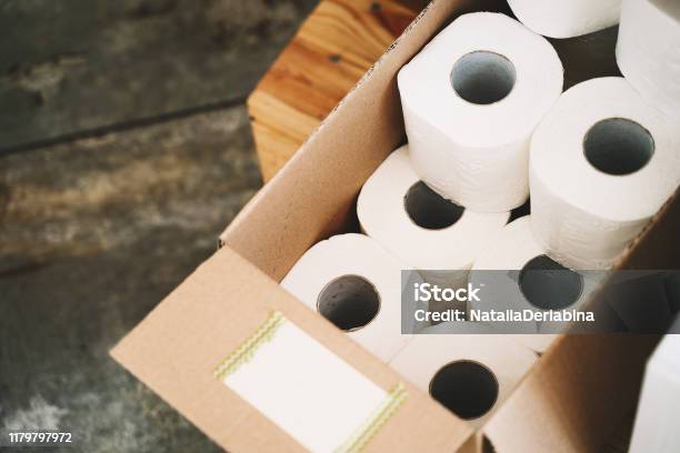 Toilettenpapier In Karton Handwerk Box In Kunststofffreien Lager Stockfoto und mehr Bilder von Toilettenpapier