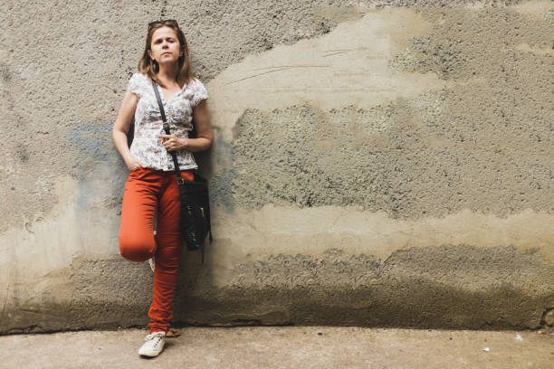 женская модель, прислонившись к стене - wall women leather street стоковые фото и изображения
