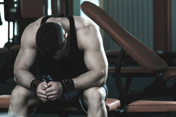 depressiver bodybuilder - abdominal muscle muscular build barbell bicep stock-fotos und bilder