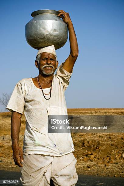 A Obtenção De Água - Fotografias de stock e mais imagens de 45-49 anos - 45-49 anos, 50-54 anos, Adulto