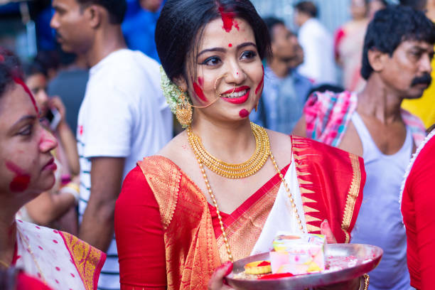 holi i durga puja festival w indiach. żonaty i niezamężne indyjskie kobiety bawiące się vermilion lub kolory - bengal zachodni zdjęcia i obrazy z banku zdjęć