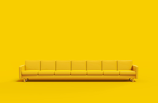 Sofá de cuero amarillo extremadamente largo aislado sobre fondo amarillo. Renderizado 3D photo