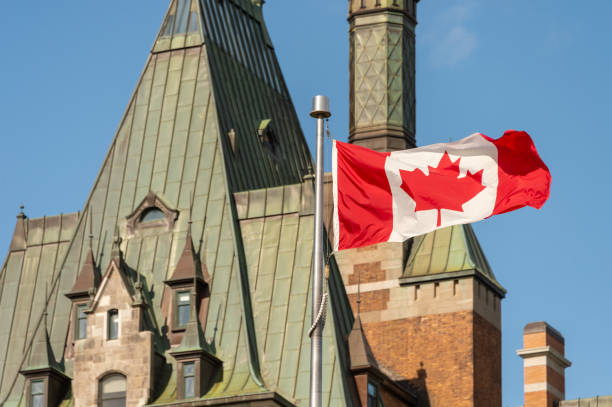 ケベックシティのカナダ国旗 (2019) - canada canadian culture leaf maple ストックフォトと画像