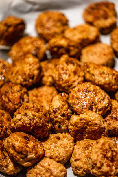 gebackene runde schweinefleisch schnitzel verteilt auf backpapier für einige burger für hochzeitsmahlzeit - 2359 stock-fotos und bilder