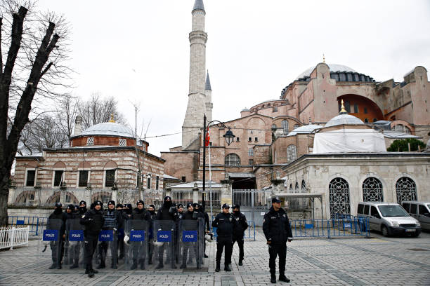 agentes de policía se paran fuera del museo de santa sofía en estambul - protest turkey istanbul europe fotografías e imágenes de stock