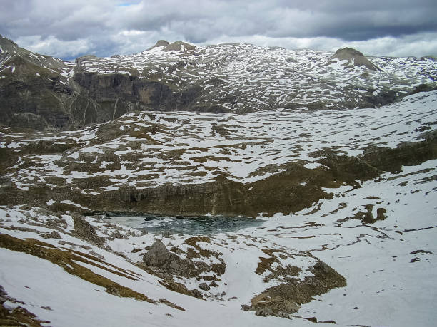 vista da reserva de puez geisler nos alpes da dolomite - melting spring snow trentino alto adige - fotografias e filmes do acervo