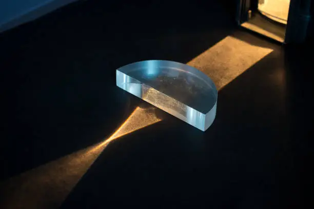 Photo of Passing of a lightbeam through a positive lens, showing a convergent pattern.