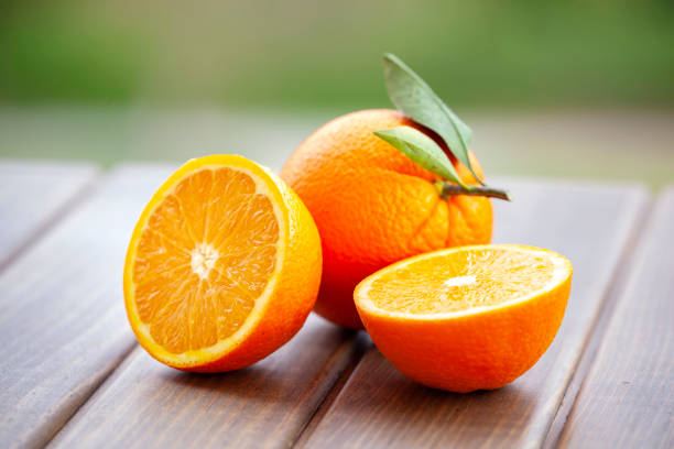 oranges sur le fond en bois - healthy eating orange ingredient raw photos et images de collection