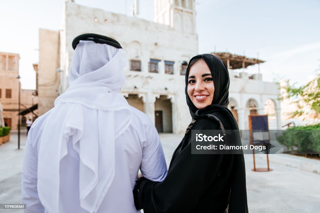 Berg saai Voorouder Gelukkige Paartijd Doorbrengen In Dubai Man En Vrouw Dragen Van  Traditionele Kleding Maken Winkelen In De Oude Stad Stockfoto en meer  beelden van Abaya - Kleding - iStock