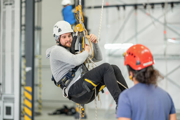 técnico do acesso da corda que faz o treinamento de escalada - education high up sport sports helmet - fotografias e filmes do acervo