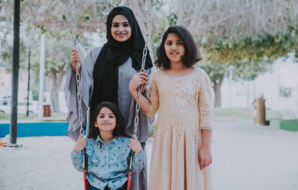 mamma och döttrar spenderar tid tillsammans i parken, i dubai - iranian girl bildbanksfoton och bilder