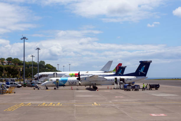 ponta delgada, portugal, junio de 2019. el avión sata air acores aterrizó en el aeropuerto de ponta delgada, la isla de san miguel, azores. cálido día soleado en el aeropuerto. viaje a las azores. - landed airplane travel commercial airplane fotografías e imágenes de stock