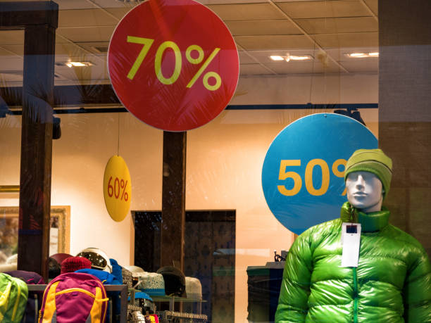 마네킹 및 할인 표지판이 있는 쇼핑 창 - mannequin clothing window display fashion 뉴스 사진 이미지
