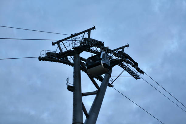 夕方の空を背景にケーブルカーキャビン - overhead cable car 写真 ストックフォトと画像