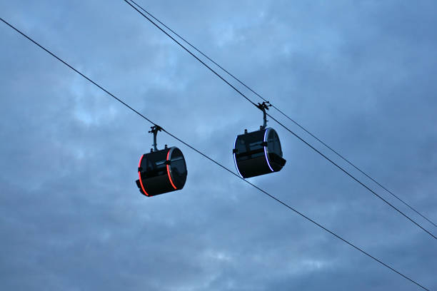 夕方の空を背景にケーブルカーキャビン - overhead cable car 写真 ストックフォトと画像