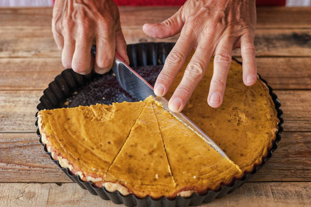 ciasto z dyni pokrojone na kawałki, zbliżenie - pie pumpkin pie pumpkin portion zdjęcia i obrazy z banku zdjęć