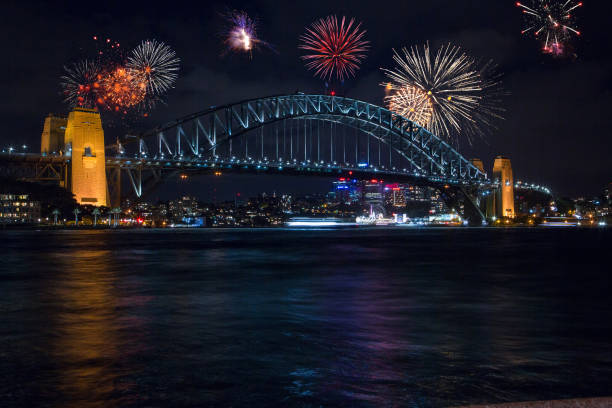 beau spectacle de feux d'artifice au-dessus du pont d'opéra et de port de sydney - sydney harbor bridge flash photos et images de collection