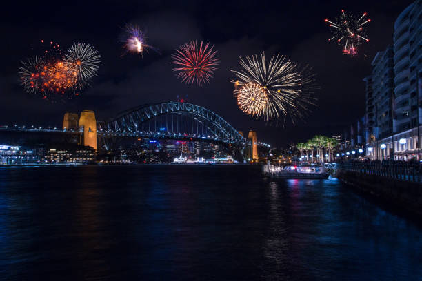 beau spectacle de feux d'artifice au-dessus du pont d'opéra et de port de sydney - sydney harbor bridge flash photos et images de collection