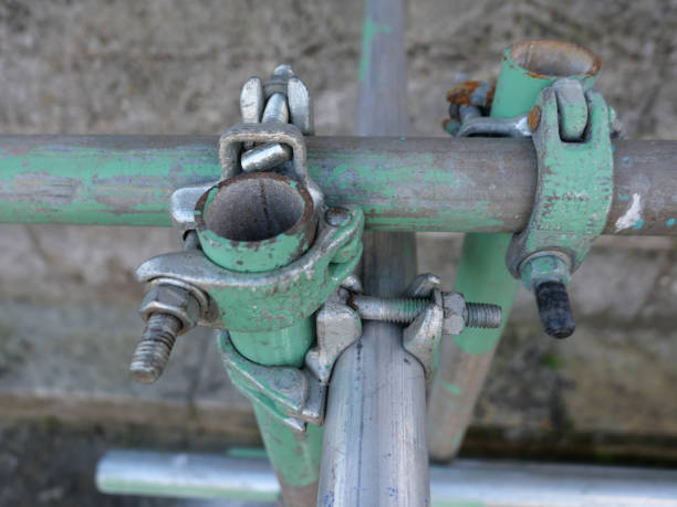 tubos de andamios de acero, conocidos como estándares o montantes, atornillados junto con acopladores giratorios de acero - couplers fotografías e imágenes de stock