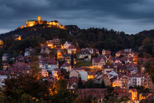 die wartburg mit der stadt eisenach in deutschland - thuringia stock-fotos und bilder