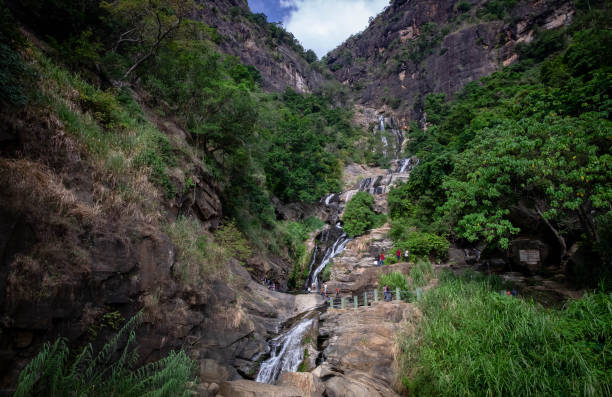 wodospady ravana są popularną atrakcją turystyczną na sri lance. - rawana falls zdjęcia i obrazy z banku zdjęć