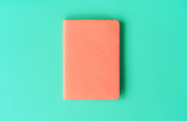 diario naranja para 2020 sobre fondo de menta. concepto de año nuevo en colores de moda. - passport blank book cover empty fotografías e imágenes de stock