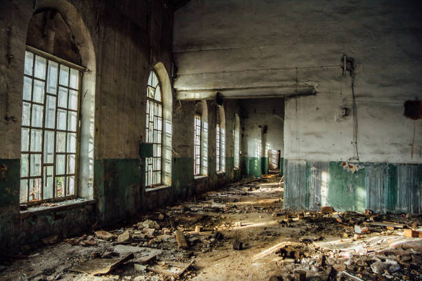 内部に壊れたランセットの窓を持つ古い放棄された建物 - abandoned church indoors dirty ストックフォトと画像