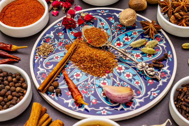 ras el hanout, exótica especia de lujo. ingredientes para la preparación de especias orientales mezcla en cuencos de cerámica. una especia esencial para cualquier comida marroquí - spice exoticism cinnamon anise fotografías e imágenes de stock