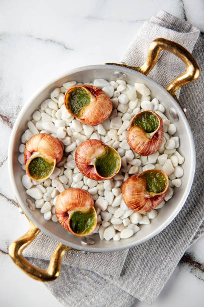 ニンニクハーブバターのエスカルゴカタツムリ - gourmet snail food escargot ストックフォトと画像