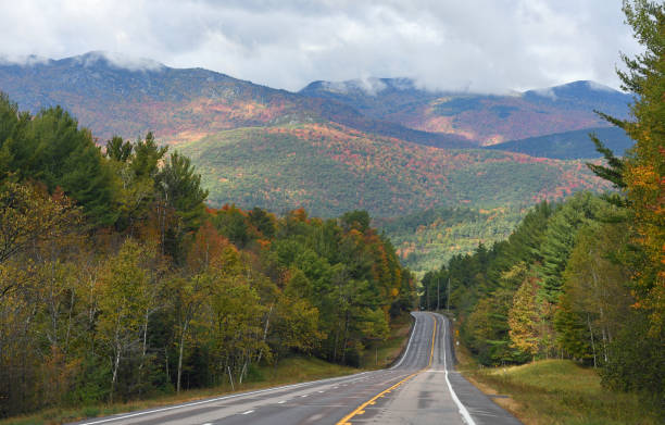 carretera en las montañas adirondack - adirondack mountains fotografías e imágenes de stock