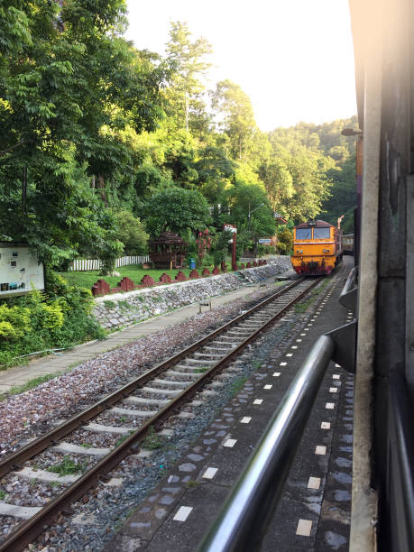 binari ferroviari in una scena rurale, percorsi di viaggio in treno tailandese - railroad track train journey rural scene foto e immagini stock