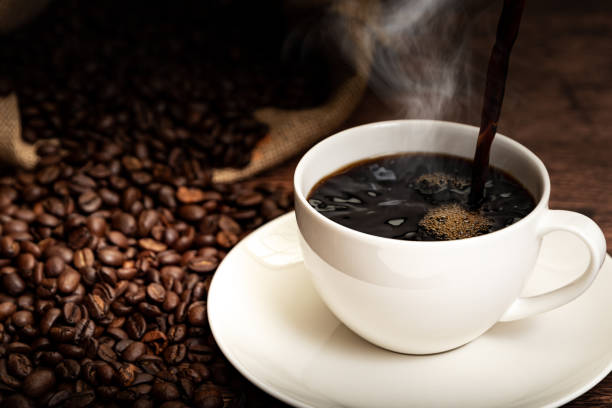 コーヒー豆とコーヒーカップ - コーヒー 写真 ストックフォトと画像
