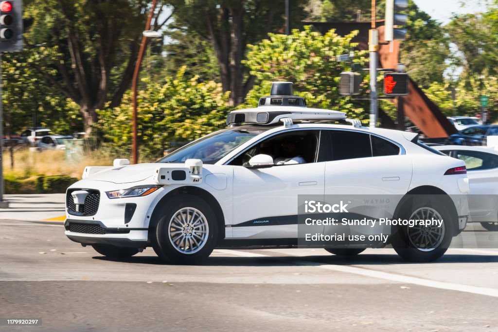 Waymo auto-conducción de coches realizando pruebas, utilizando un vehículo Jaguar eléctrico - Foto de stock de Automóvil sin conductor libre de derechos