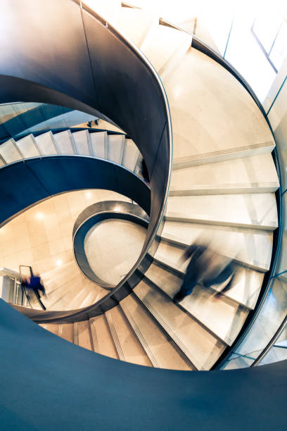 bewegungsunschärfe der beschleunigenden person auf abstrakter wendeltreppe - spiral staircase circle steps staircase stock-fotos und bilder