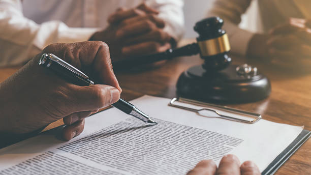 judge gavel with justice lawyers deciding, consultation on marriage divorce between married couple and signing divorce documents on table. concepts of law and legal sevices. - praticar imagens e fotografias de stock